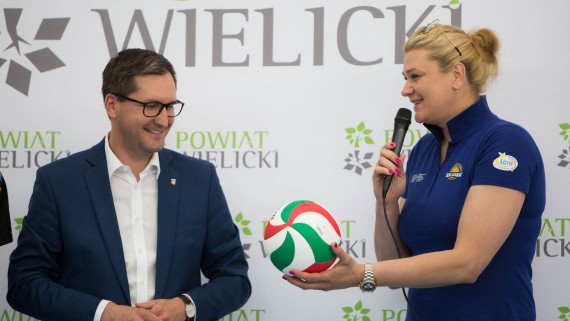 Blisko 300 dzieci rywalizowało w Wieliczce w turnieju minisiatkówki „O Puchar Małgorzaty Glinki”